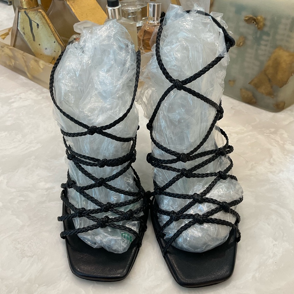 Gucci strappy sandal heels, black, beautiful!, great condition, size 8.5